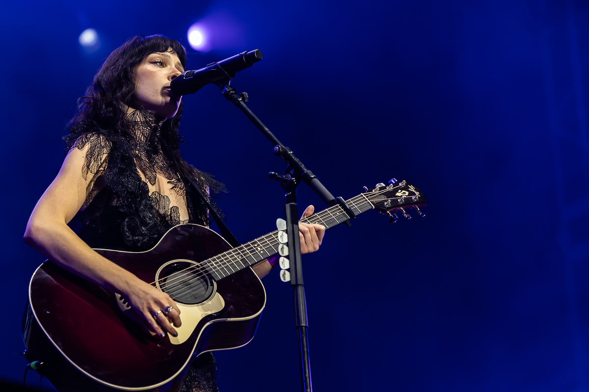 Holly Humberstone @ Lokerse feesten, picture 8, photographed by Marc Verdonck - FrontView Magazine