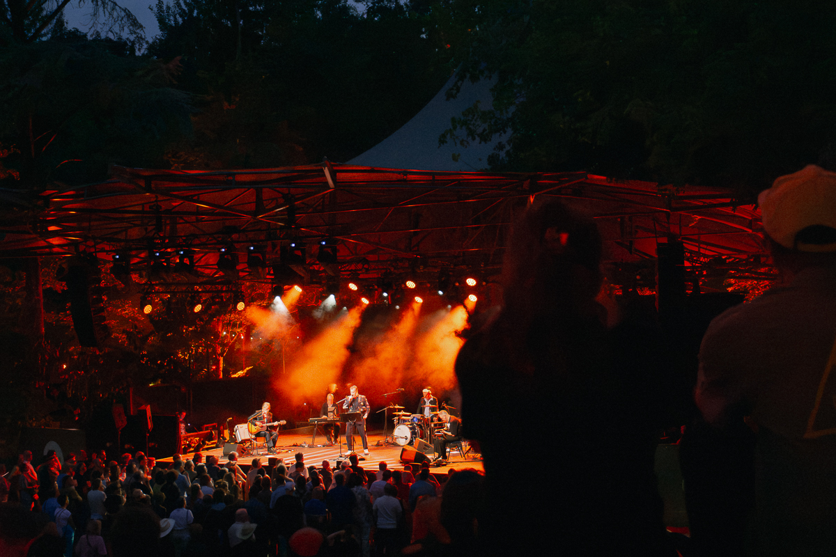 John Grant & Richard Hawley Band @ OLT Rivierenhof, photo 10 of 17, photographed by Karlien Charlier - FrontView Magazine