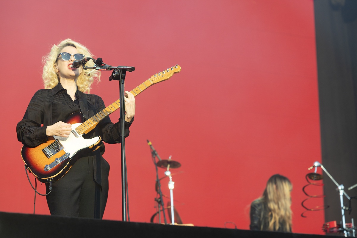 Anna Calvi @ Lokerse Feesten, picture 3, photographed by Edwin Houdevelt - FrontView Magazine