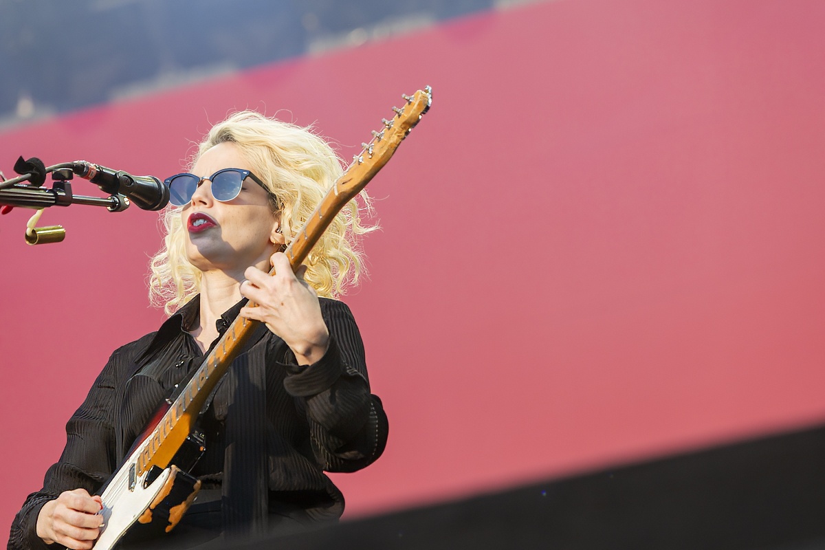 Anna Calvi @ Lokerse Feesten, picture 2, photographed by Edwin Houdevelt - FrontView Magazine