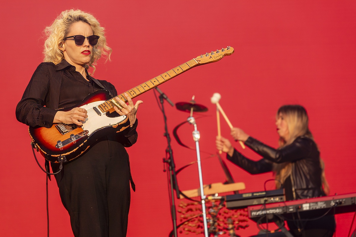 Anna Calvi @ Lokerse Feesten, picture 7, photographed by Edwin Houdevelt - FrontView Magazine