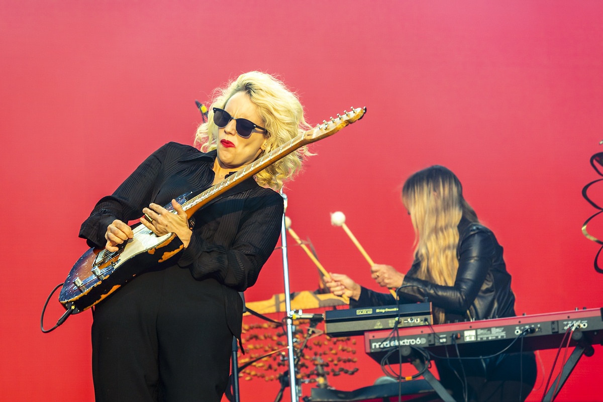 Anna Calvi @ Lokerse Feesten, picture 8, photographed by Edwin Houdevelt - FrontView Magazine