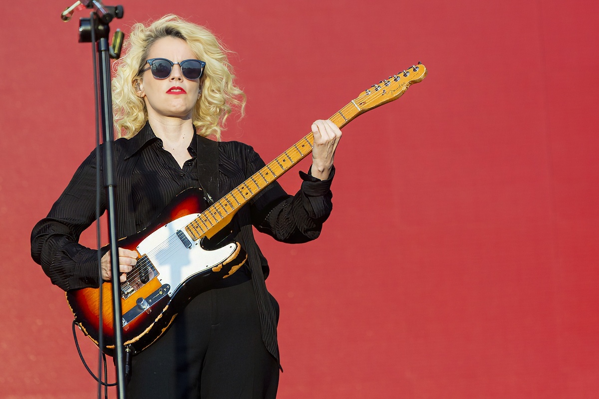 Anna Calvi @ Lokerse Feesten, picture 1, photographed by Edwin Houdevelt - FrontView Magazine