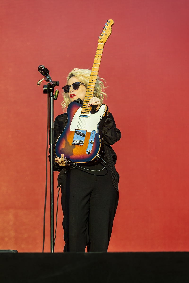 Anna Calvi @ Lokerse Feesten, picture 10, photographed by Edwin Houdevelt - FrontView Magazine