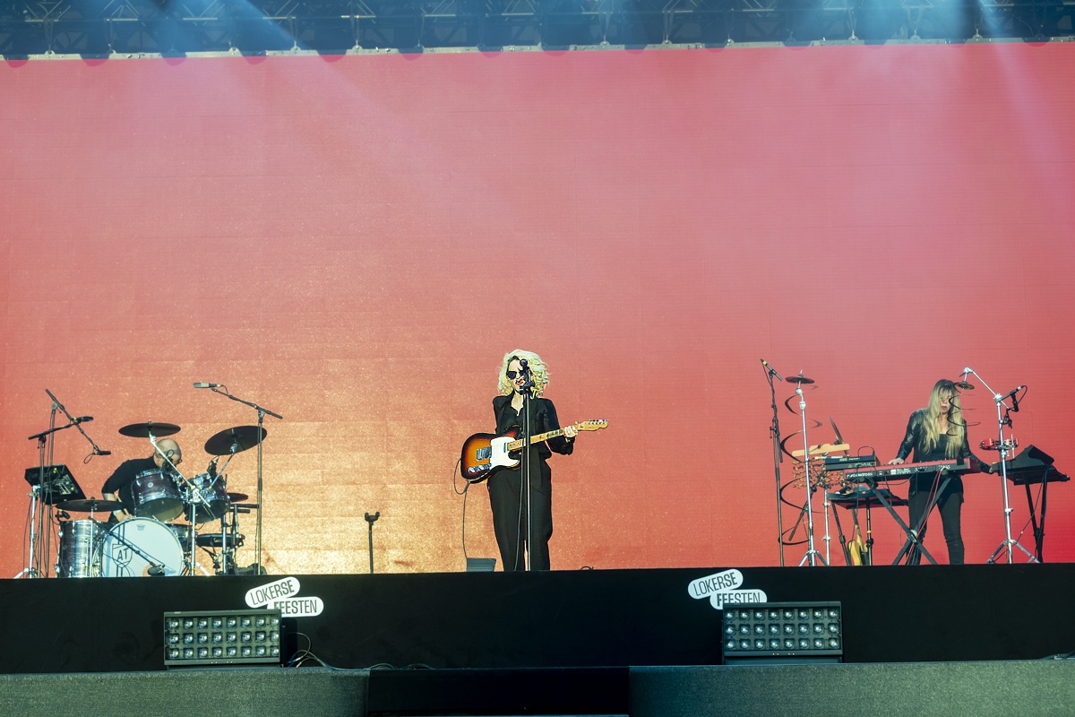 Anna Calvi @ Lokerse Feesten, picture 5, photographed by Edwin Houdevelt - FrontView Magazine