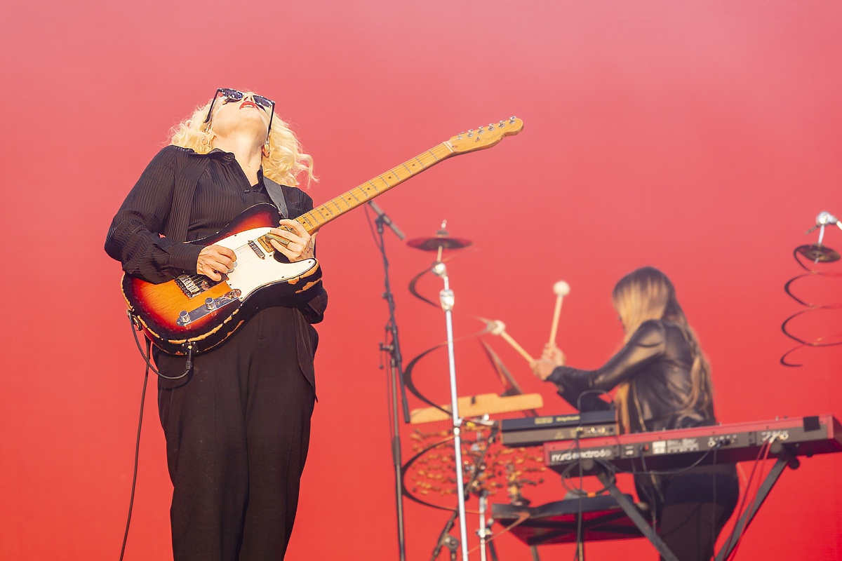 Anna Calvi @ Lokerse Feesten, picture 6, photographed by Edwin Houdevelt - FrontView Magazine
