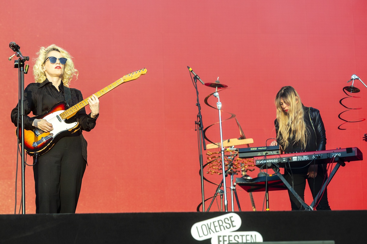 Anna Calvi @ Lokerse Feesten, picture 9, photographed by Edwin Houdevelt - FrontView Magazine