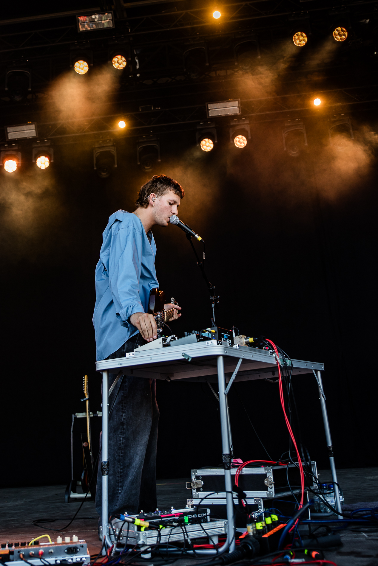 Oliver Symons @ Suikerrock, picture 1, photographed by Jürgen Bruynooghe - FrontView Magazine