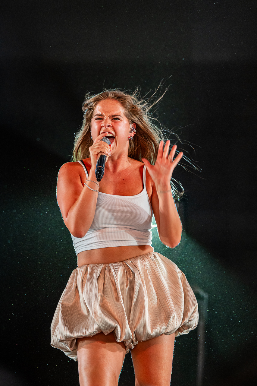 Laura Tesoro @ Rijvers Festival 2026, picture 12, photographed by Dimitri Vanlommel - FrontView Magazine