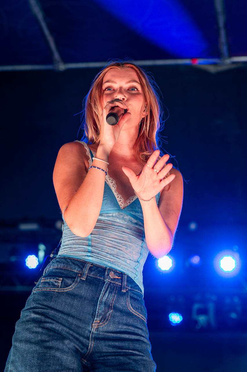 Hannah Mae @ Rijvers Festival 2026, picture 18, photographed by Dimitri Vanlommel - FrontView Magazine