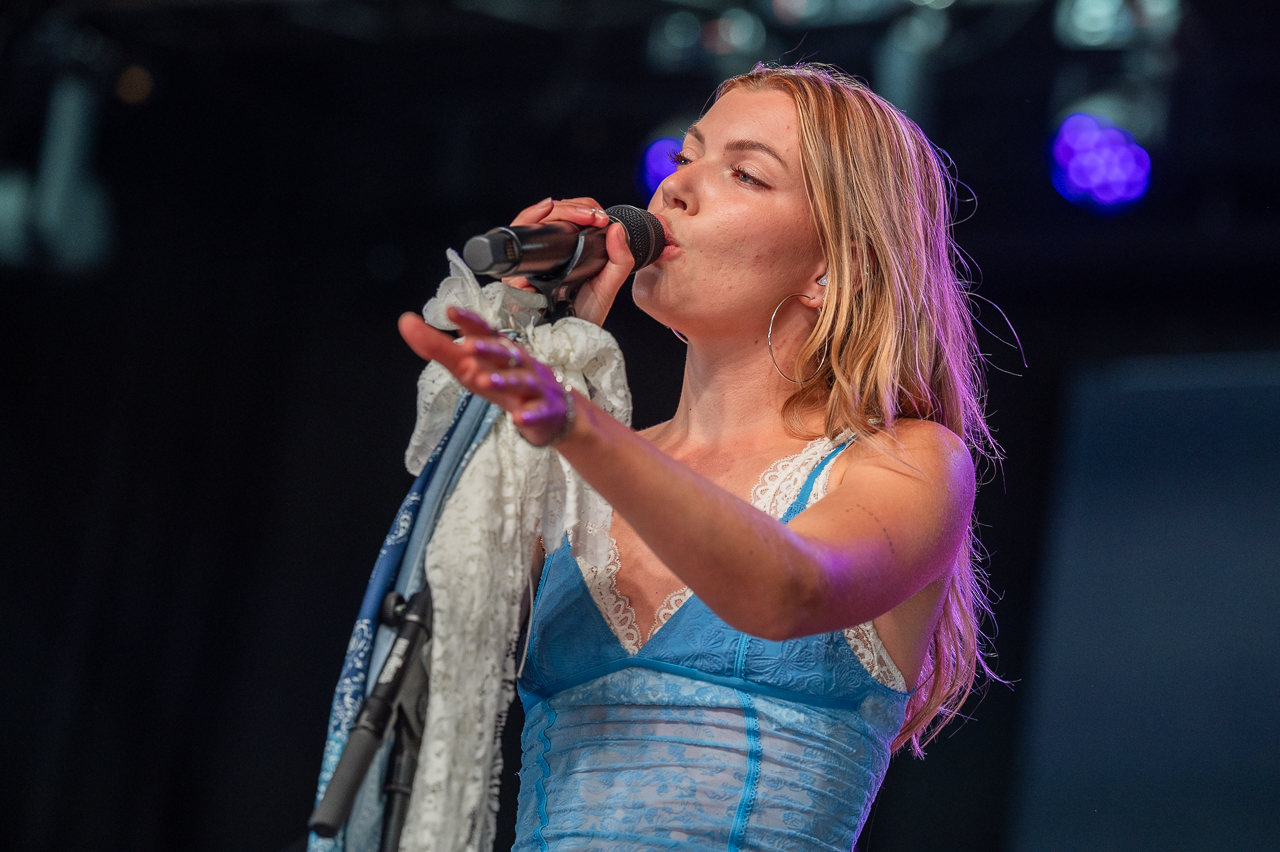 Hannah Mae @ Rijvers Festival 2026, picture 12, photographed by Dimitri Vanlommel - FrontView Magazine
