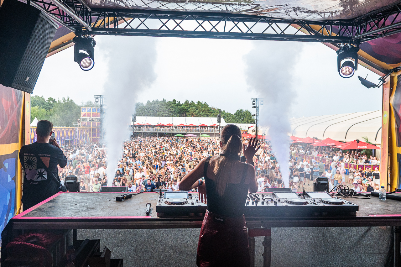 Nona Van Braeckel @ Rijvers Festival 2026, picture 4, photographed by Dimitri Vanlommel - FrontView Magazine