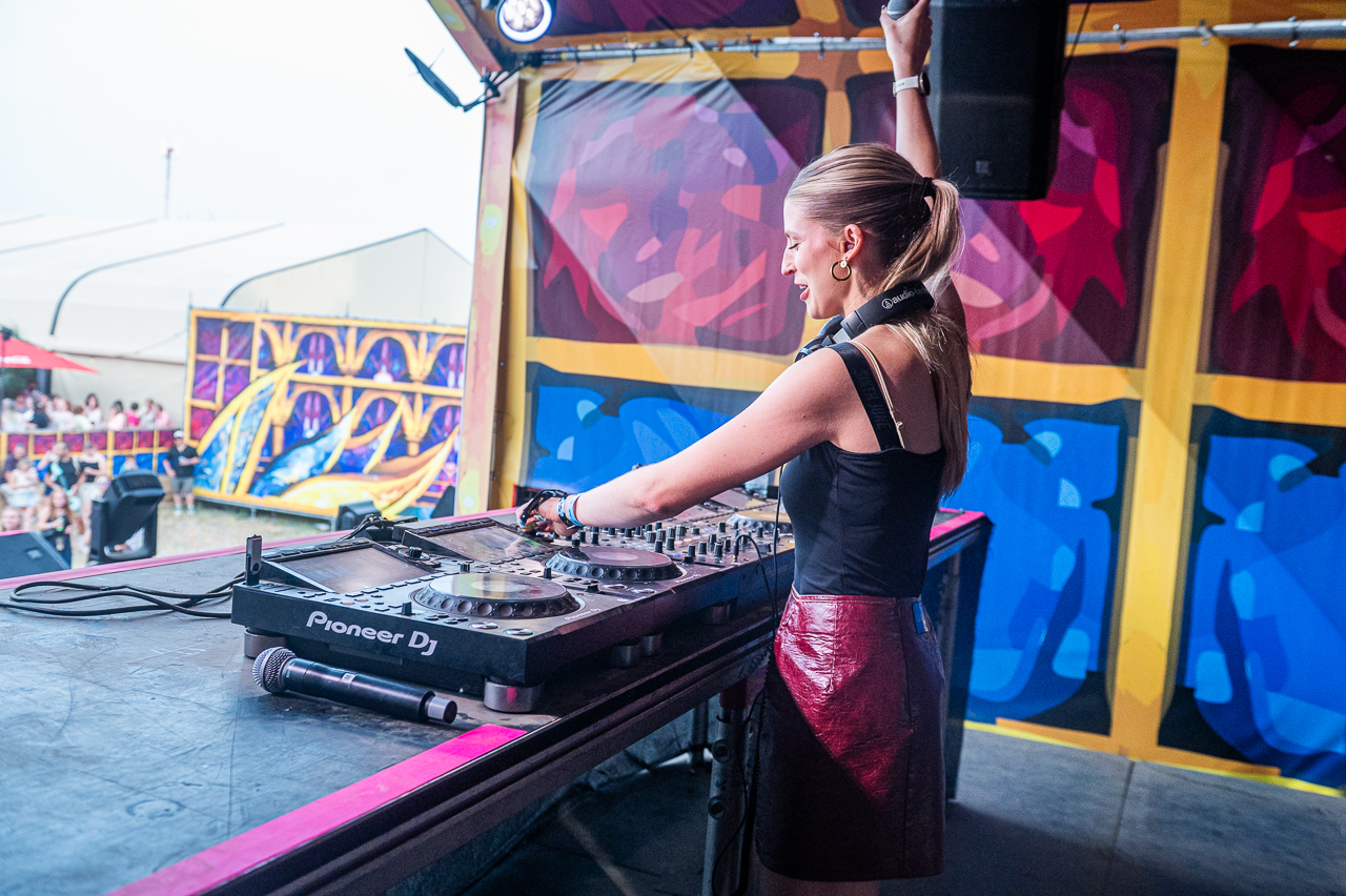Nona Van Braeckel @ Rijvers Festival 2026, picture 2, photographed by Dimitri Vanlommel - FrontView Magazine
