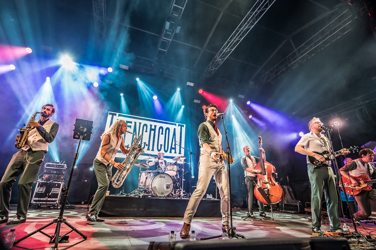 Trenchcoat @ Fonnefeesten 2026, picture 22, photographed by Danny Wagemans - FrontView Magazine