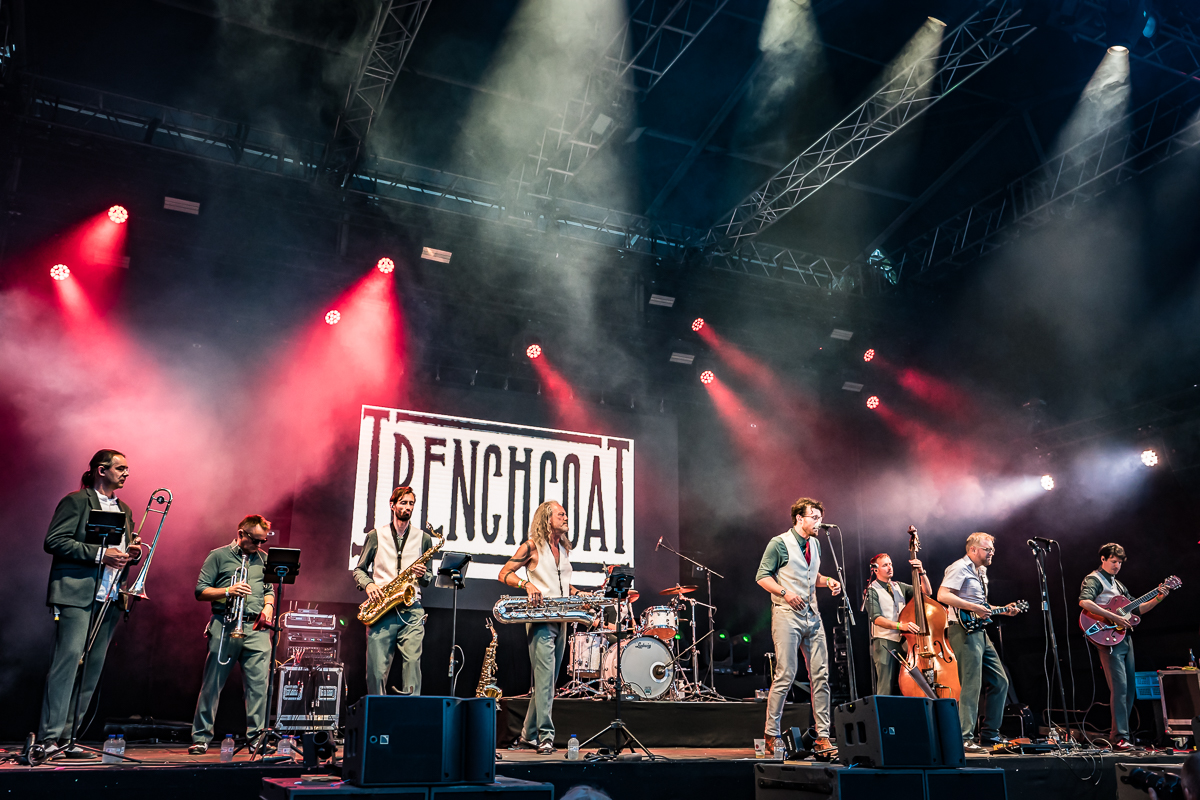 Trenchcoat @ Fonnefeesten 2026, picture 14, photographed by Danny Wagemans - FrontView Magazine