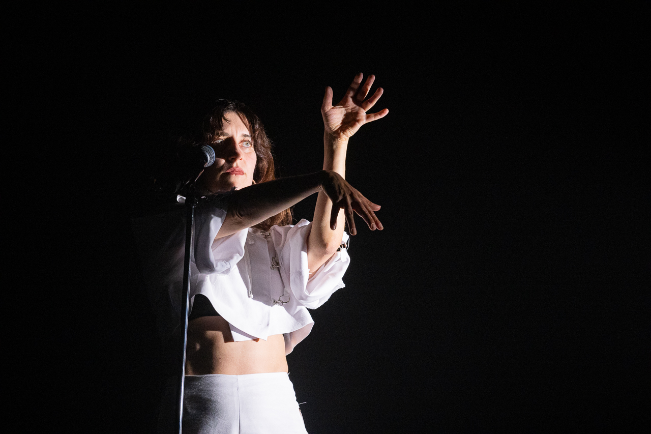 Eefje de Visser @ Muziekgieterij, picture 1, photographed by Danielle Stoop - FrontView Magazine
