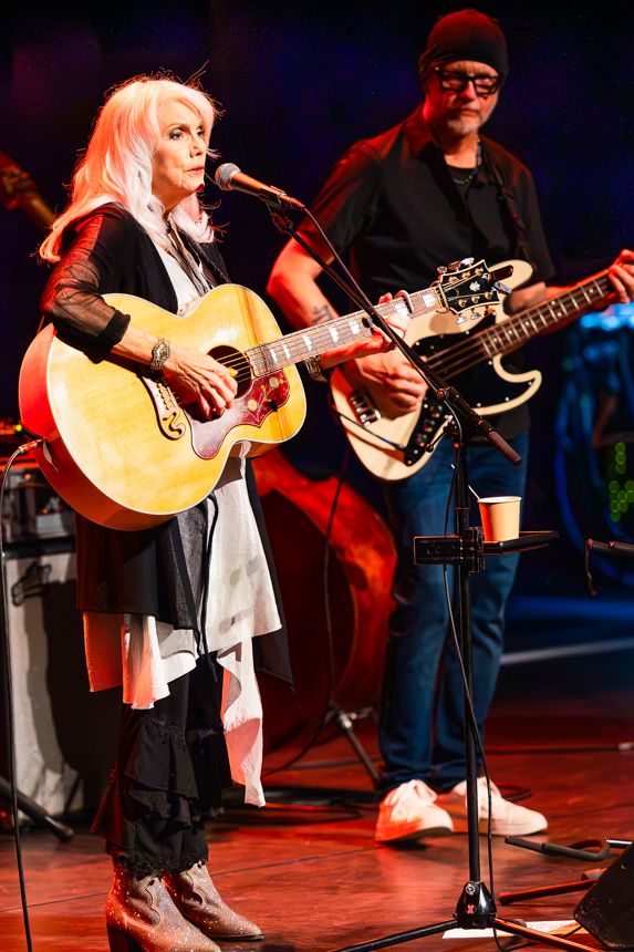 Emmylou Harris @ Stadsschouwburg, picture 11, photographed by Paul Jongeneelen - FrontView Magazine