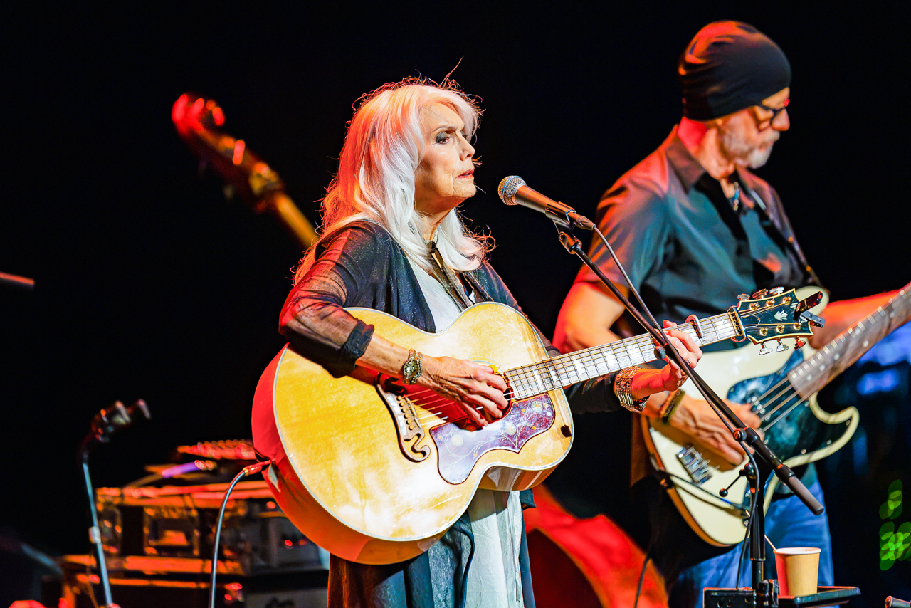 Emmylou Harris @ Stadsschouwburg, foto 1, foto's door Paul Jongeneelen - FrontView Magazine