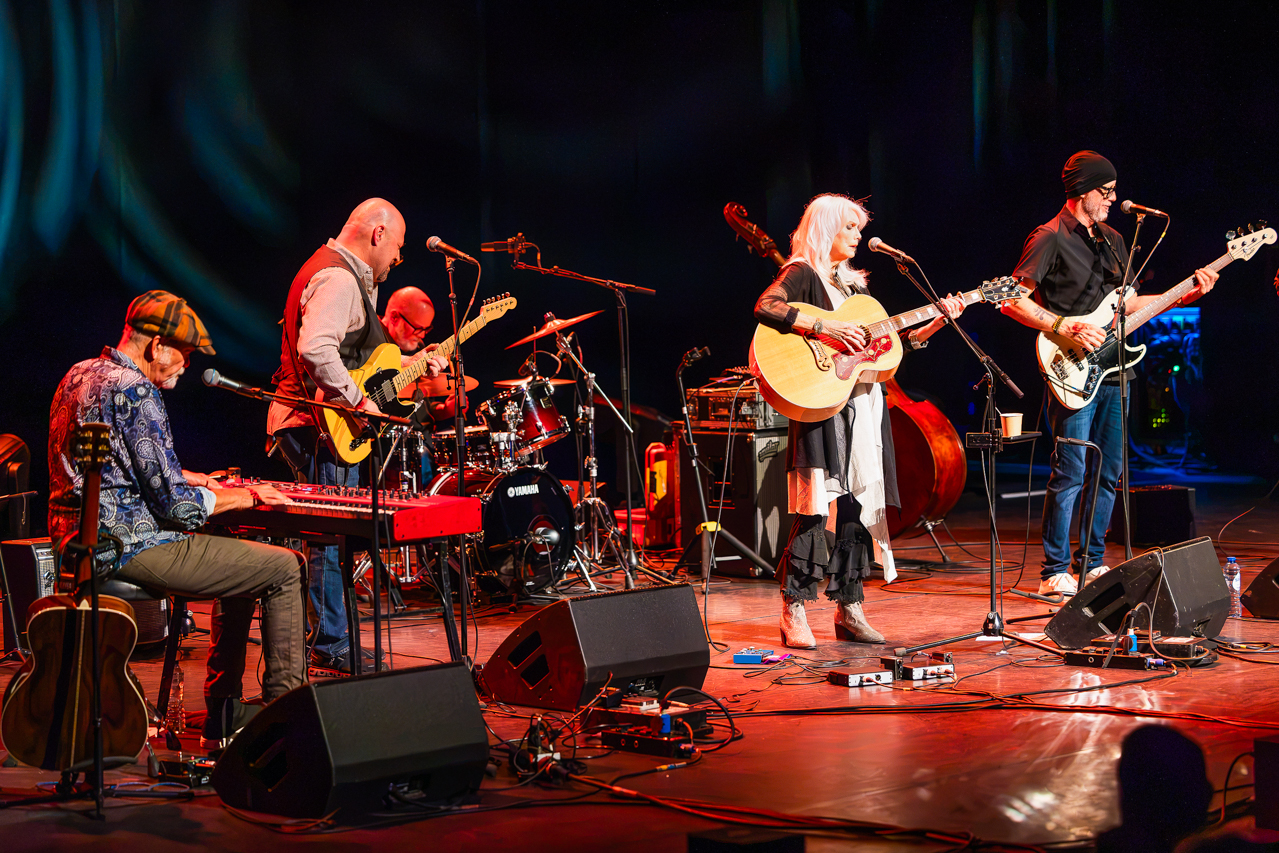 Emmylou Harris @ Stadsschouwburg, picture 10, photographed by Paul Jongeneelen - FrontView Magazine