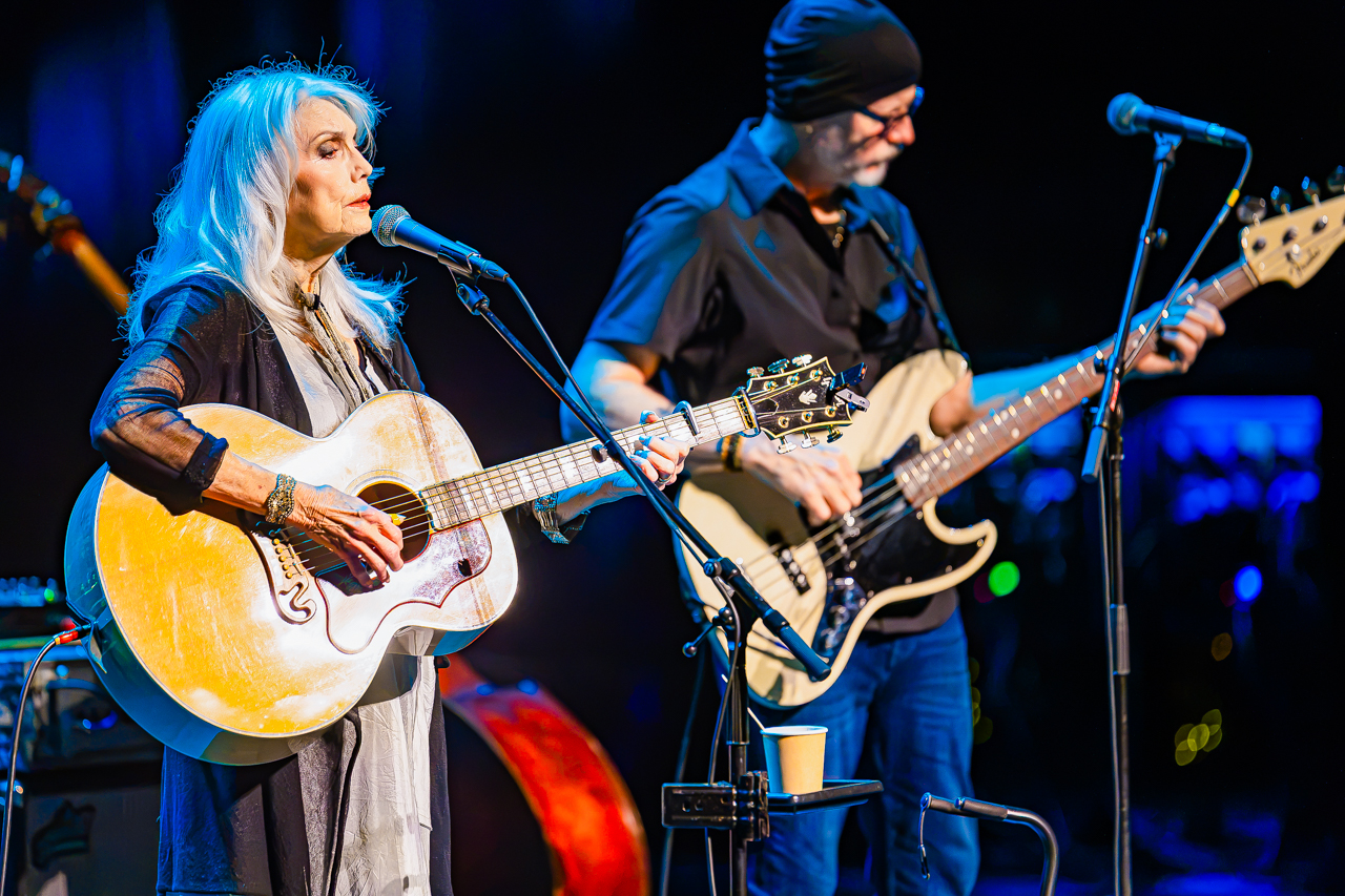 Emmylou Harris @ Stadsschouwburg, foto 3, foto's door Paul Jongeneelen - FrontView Magazine