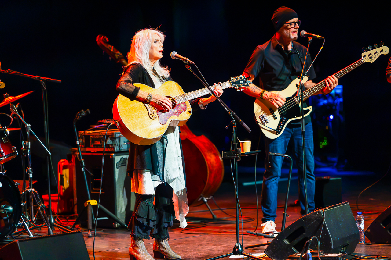 Emmylou Harris @ Stadsschouwburg, foto 7, foto's door Paul Jongeneelen - FrontView Magazine