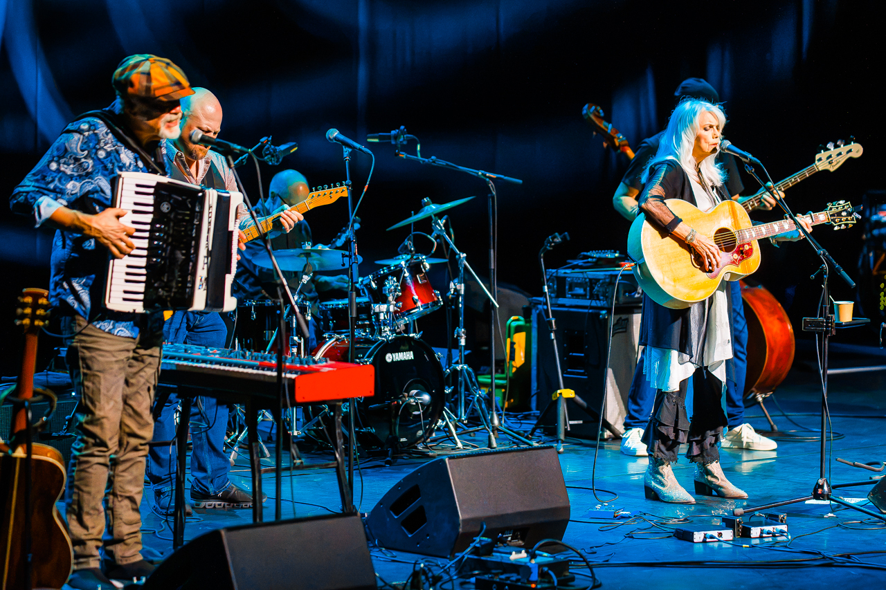 Emmylou Harris @ Stadsschouwburg, foto 6, foto's door Paul Jongeneelen - FrontView Magazine
