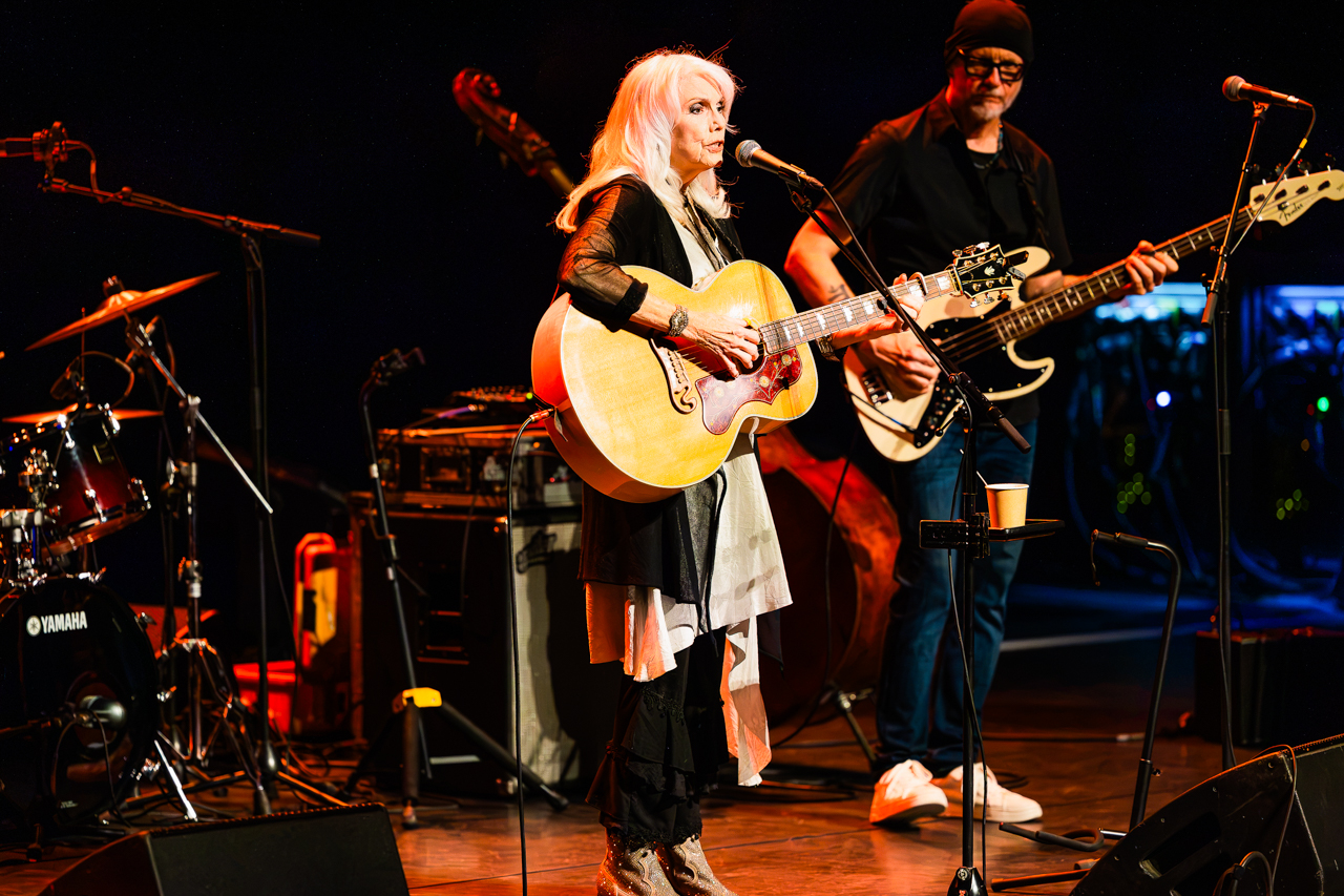 Emmylou Harris @ Stadsschouwburg, foto 4, foto's door Paul Jongeneelen - FrontView Magazine