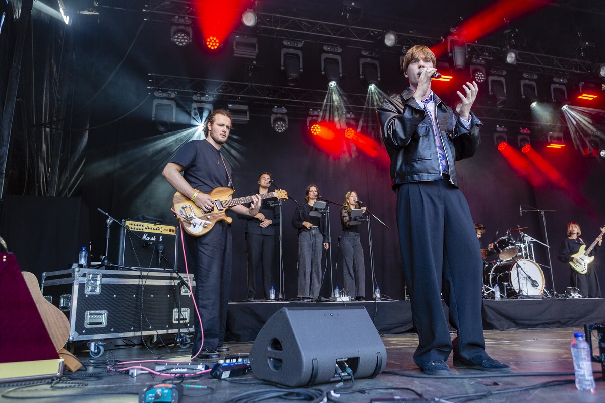 Bas Serra @ Vredesfeesten, foto 9, foto's door Edwin Houdevelt - FrontView Magazine