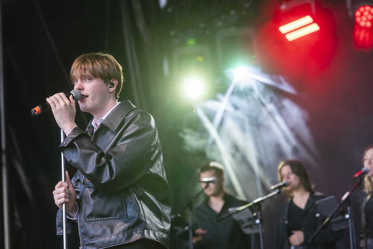 Bas Serra @ Vredesfeesten, foto 15, foto's door Edwin Houdevelt - FrontView Magazine
