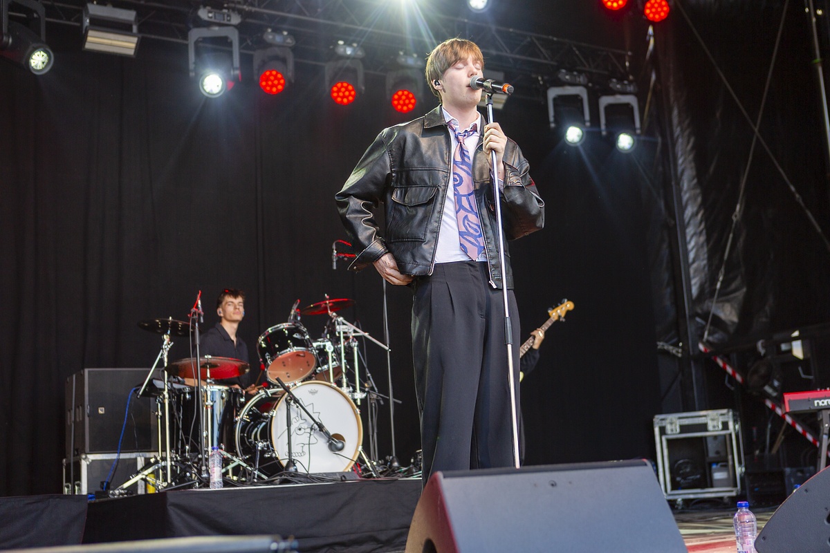 Bas Serra @ Vredesfeesten, foto 2, foto's door Edwin Houdevelt - FrontView Magazine