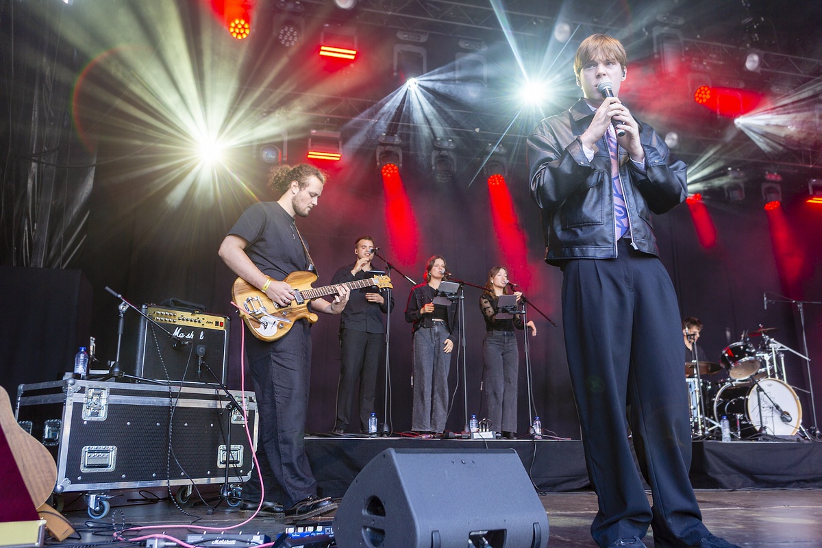 Bas Serra @ Vredesfeesten, foto 7, foto's door Edwin Houdevelt - FrontView Magazine