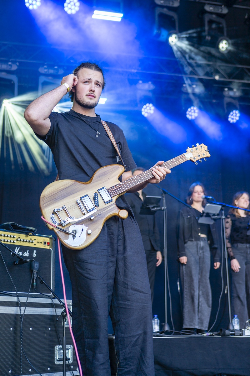 Bas Serra @ Vredesfeesten, foto 5, foto's door Edwin Houdevelt - FrontView Magazine
