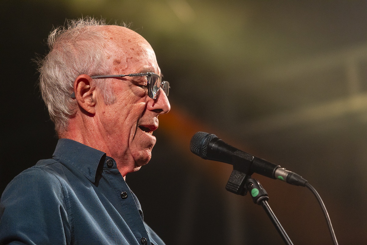 Raymond van het Groenewoud @ Vredesfeesten, foto 1, foto's door Edwin Houdevelt - FrontView Magazine