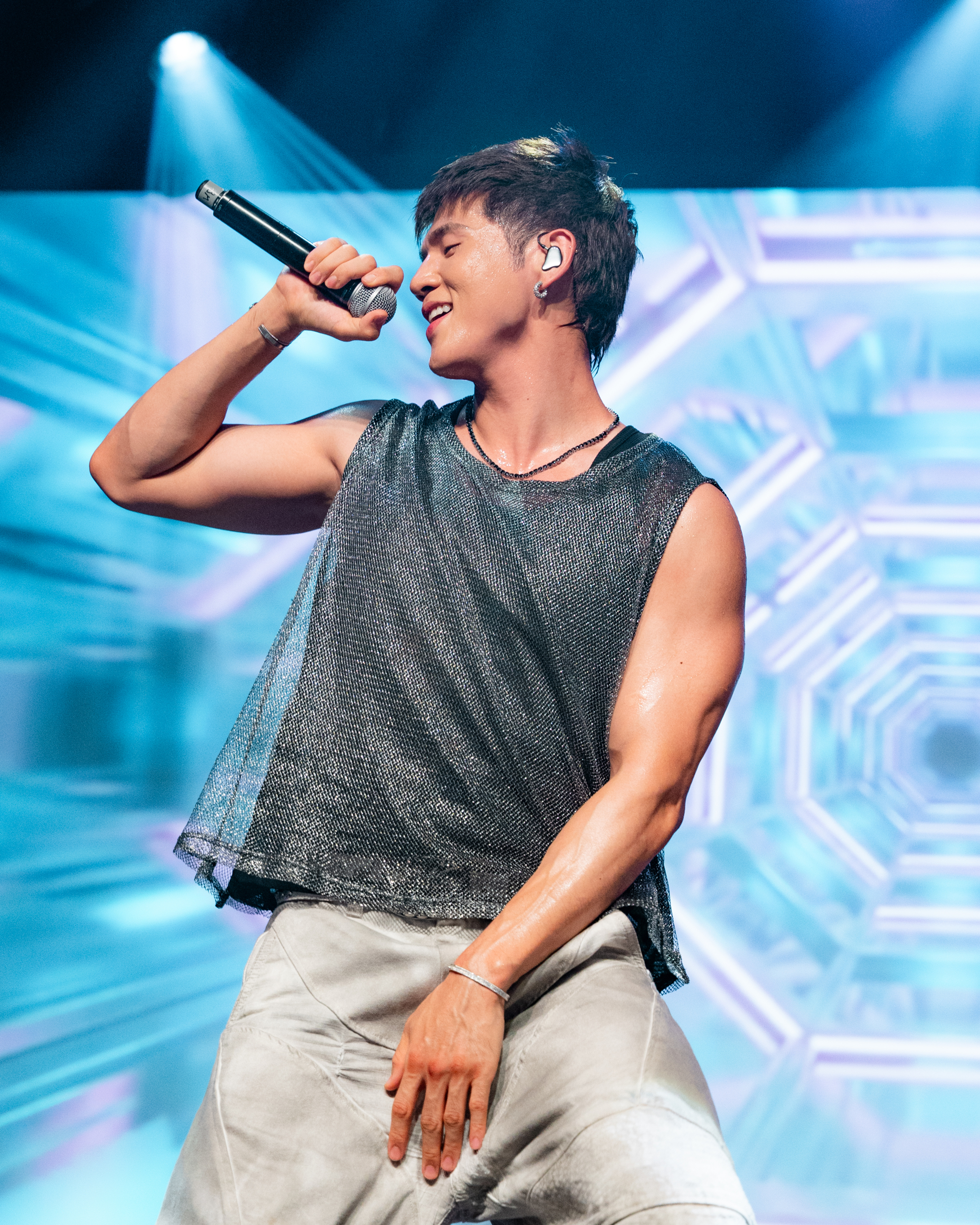 KARD @ La Madeleine, picture 4, photographed by Kaat Steukers - FrontView Magazine