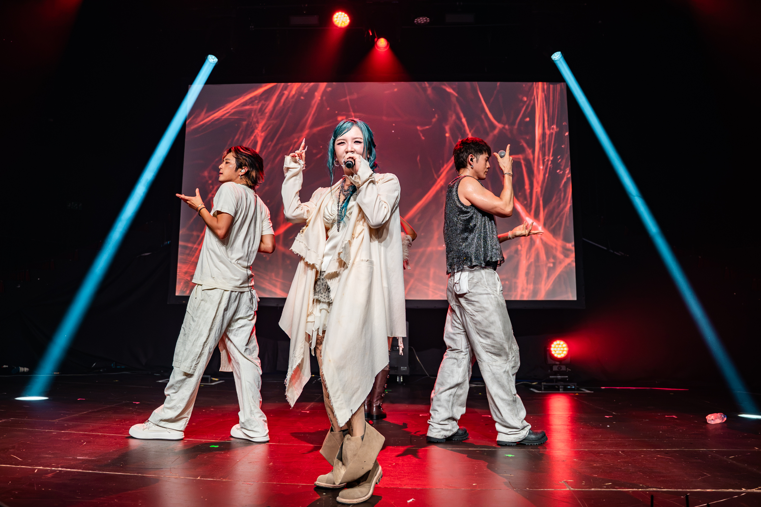 KARD @ La Madeleine, picture 13, photographed by Kaat Steukers - FrontView Magazine