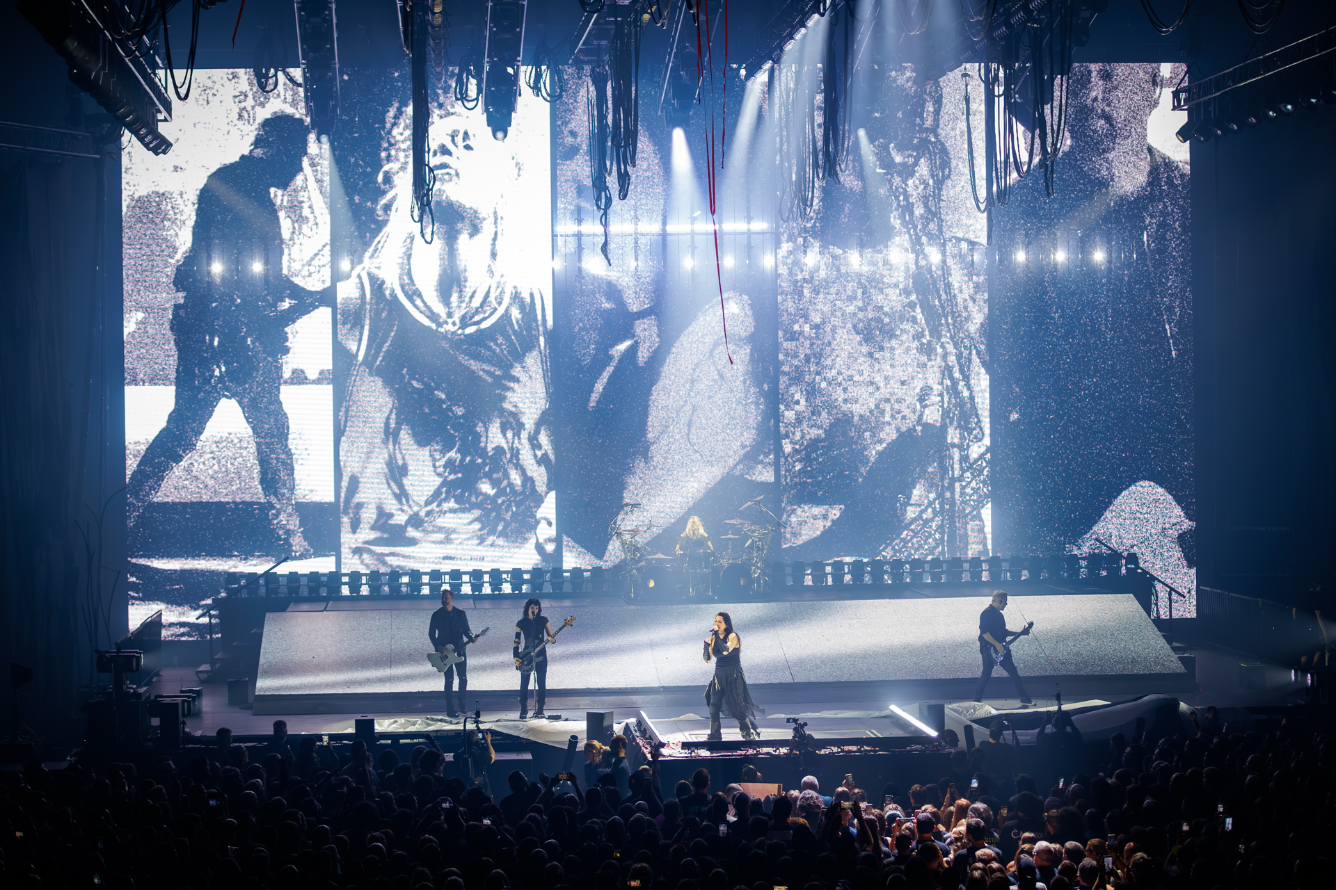 Evanescence @ Vorst Nationaal, picture 31, photographed by Wim Sunnaert - FrontView Magazine