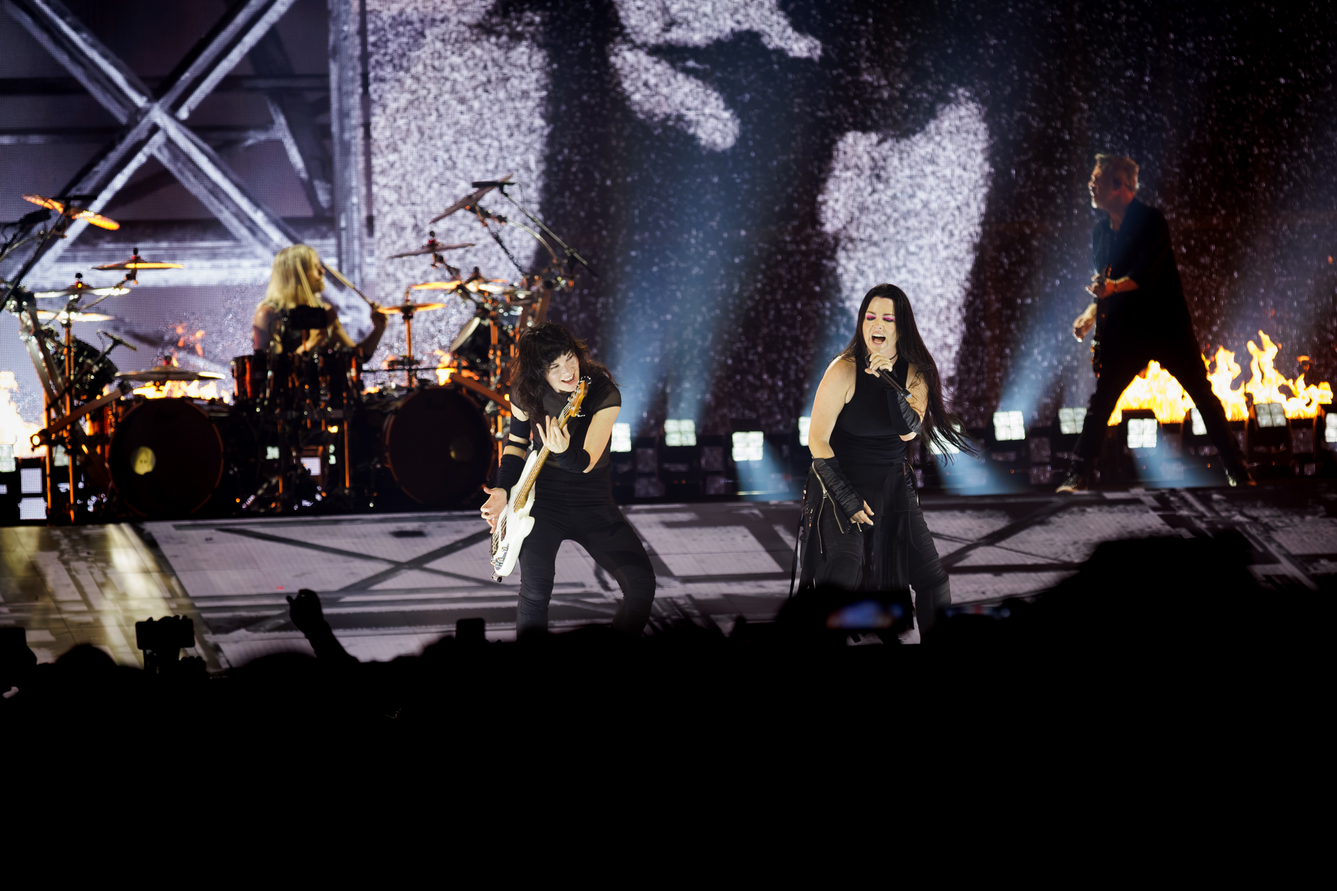 Evanescence @ Vorst Nationaal, picture 22, photographed by Wim Sunnaert - FrontView Magazine