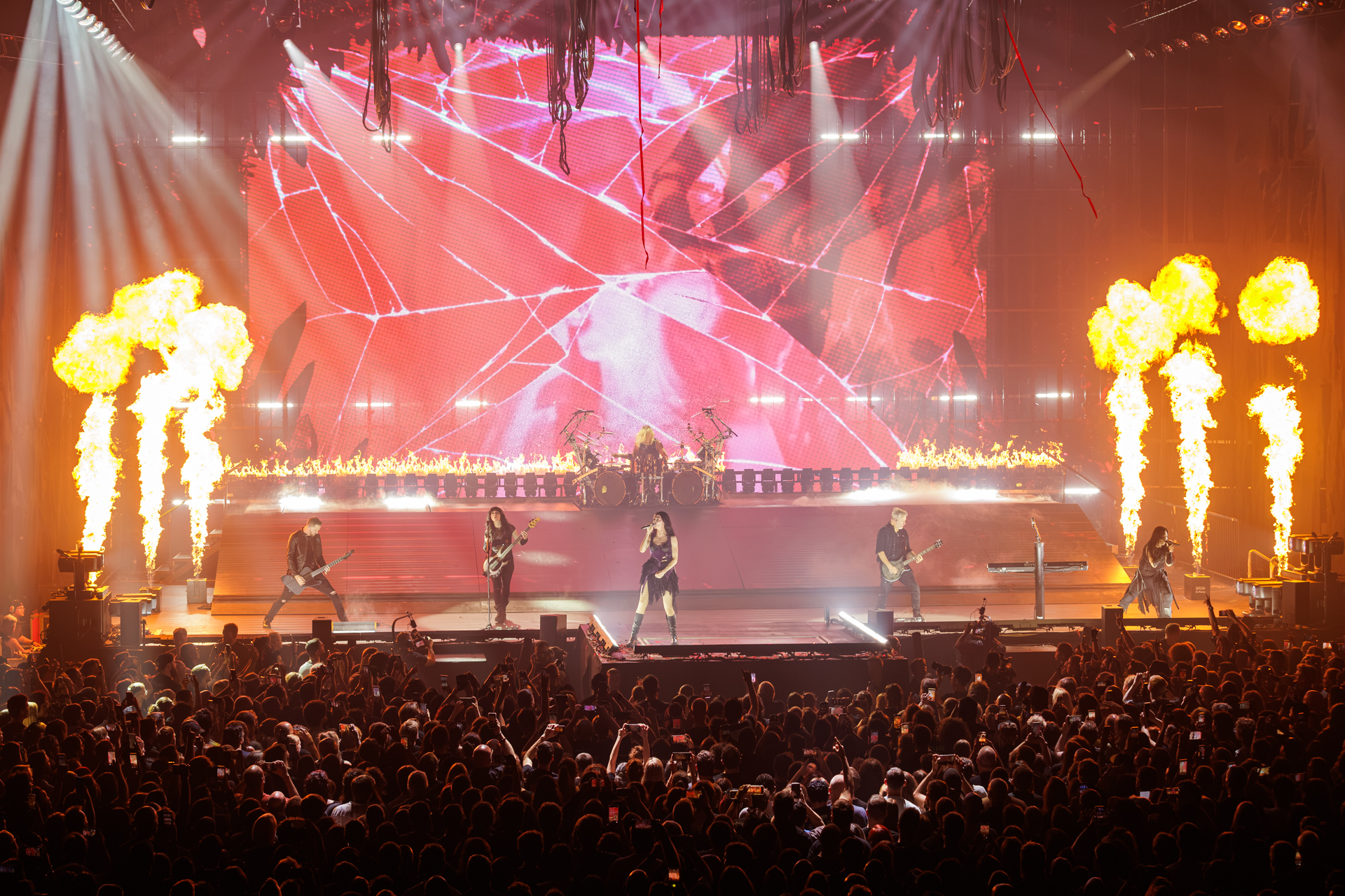 Evanescence @ Vorst Nationaal, picture 30, photographed by Wim Sunnaert - FrontView Magazine