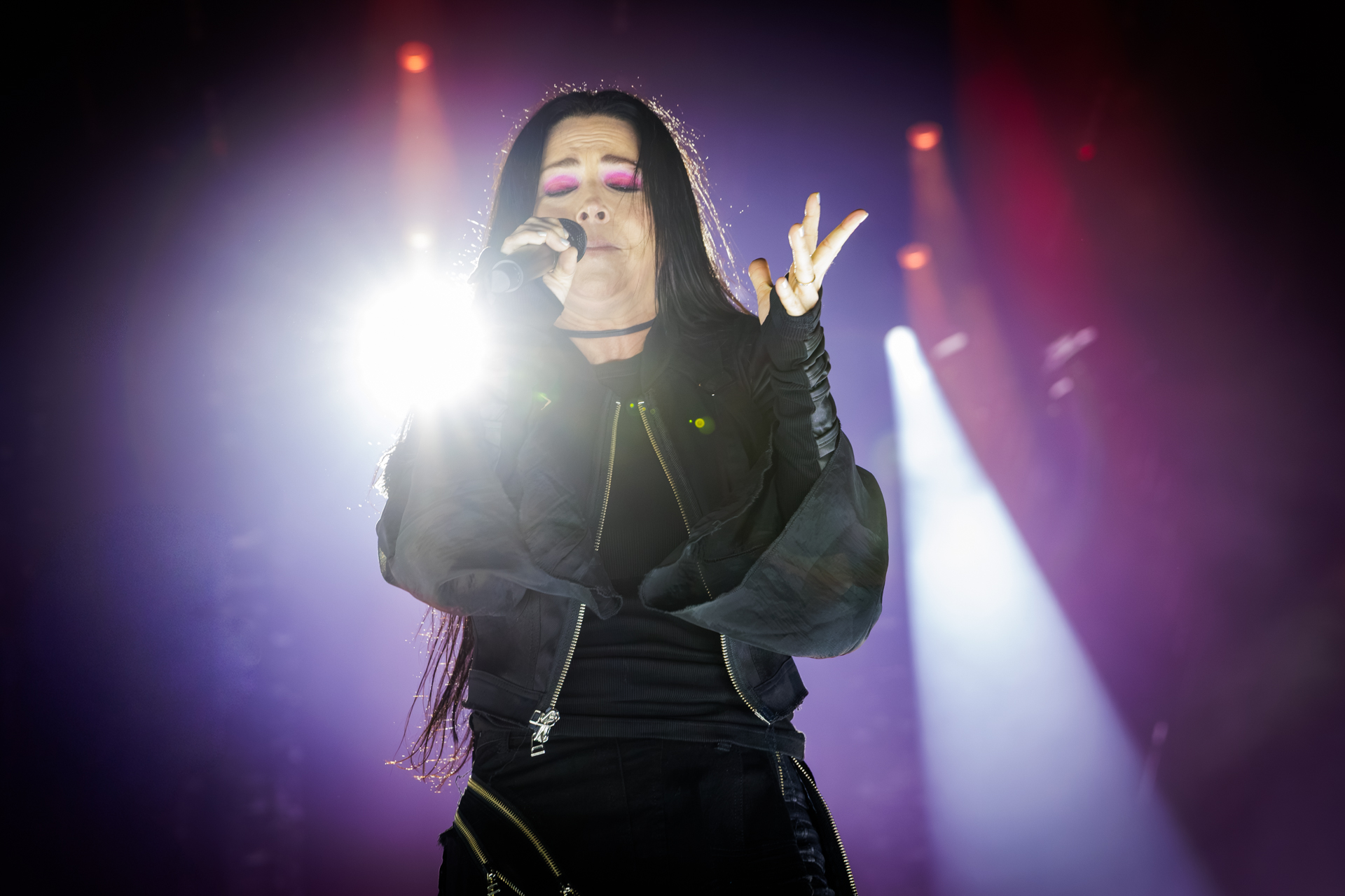 Evanescence @ Vorst Nationaal, picture 3, photographed by Wim Sunnaert - FrontView Magazine