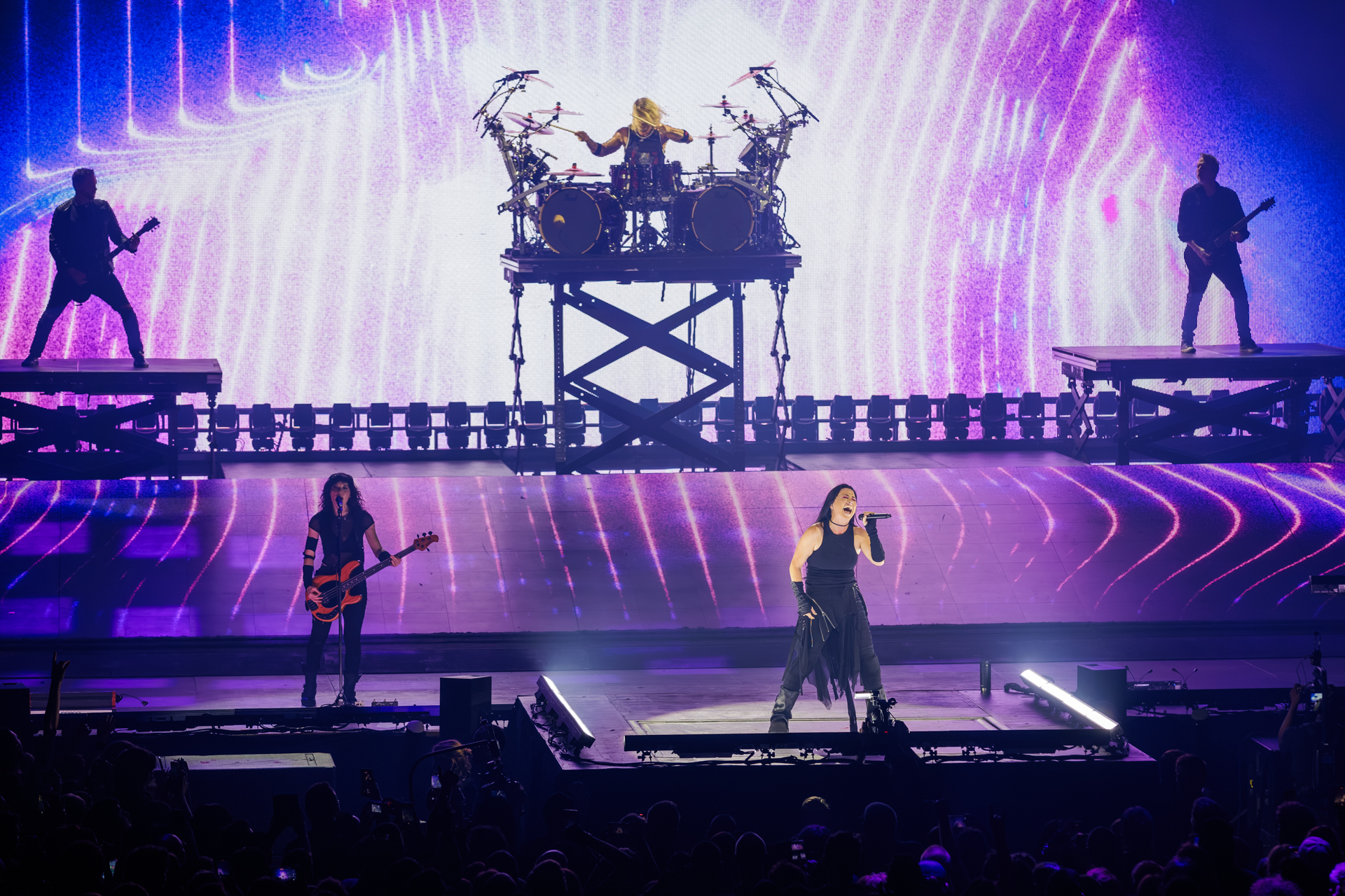 Evanescence @ Vorst Nationaal, picture 24, photographed by Wim Sunnaert - FrontView Magazine