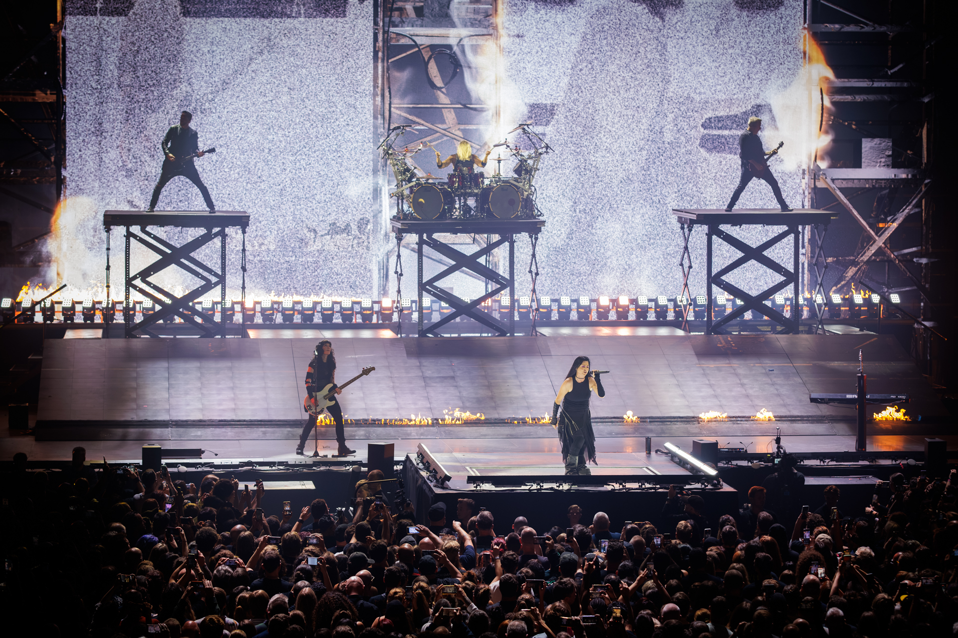Evanescence @ Vorst Nationaal, picture 23, photographed by Wim Sunnaert - FrontView Magazine