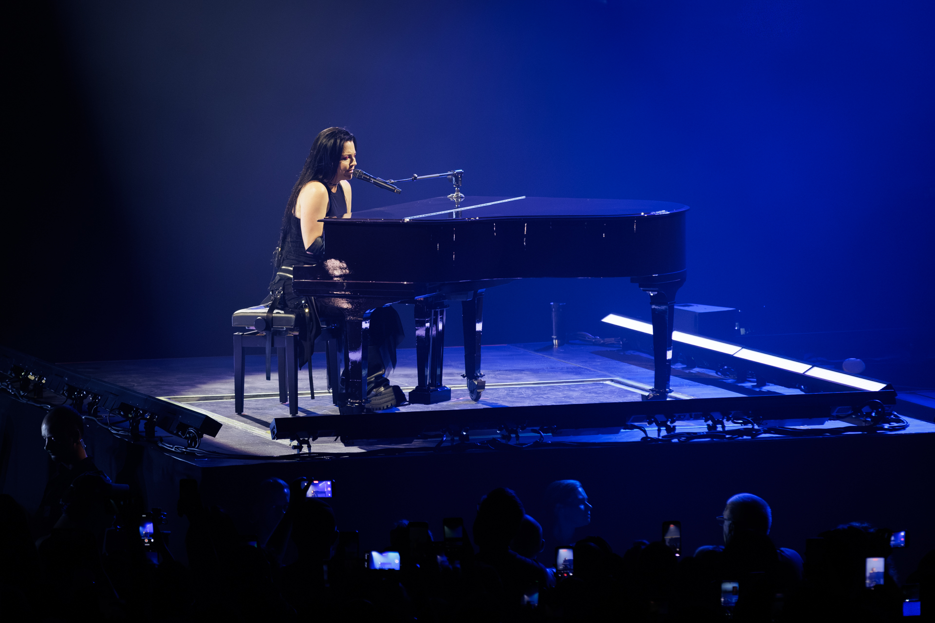 Evanescence @ Vorst Nationaal, picture 20, photographed by Wim Sunnaert - FrontView Magazine