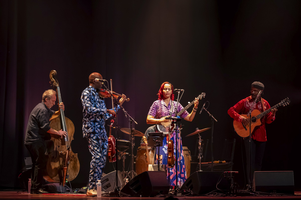 Rhiannon Giddens @ De Roma, foto 3, foto's door dirk janssens - FrontView Magazine