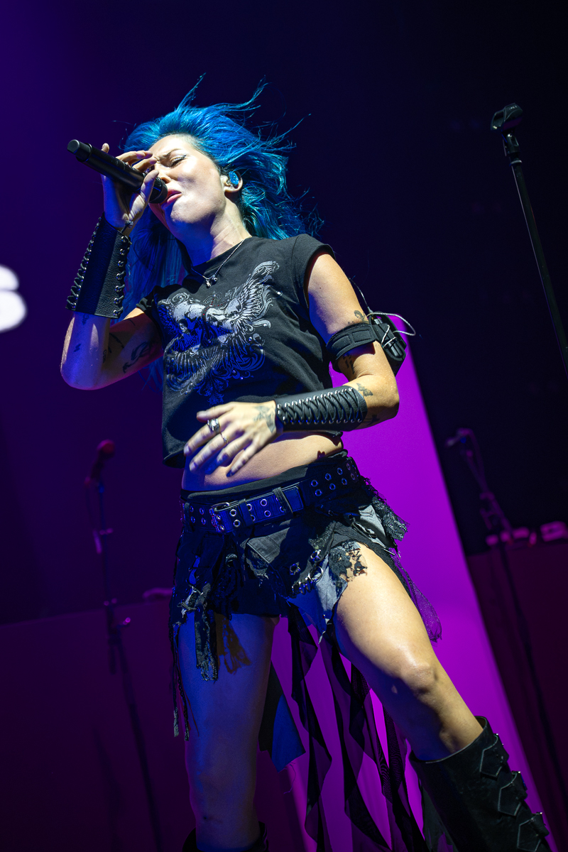 Charlotte Sands @ Vorst Nationaal, picture 1, photographed by Anoek Houben - FrontView Magazine