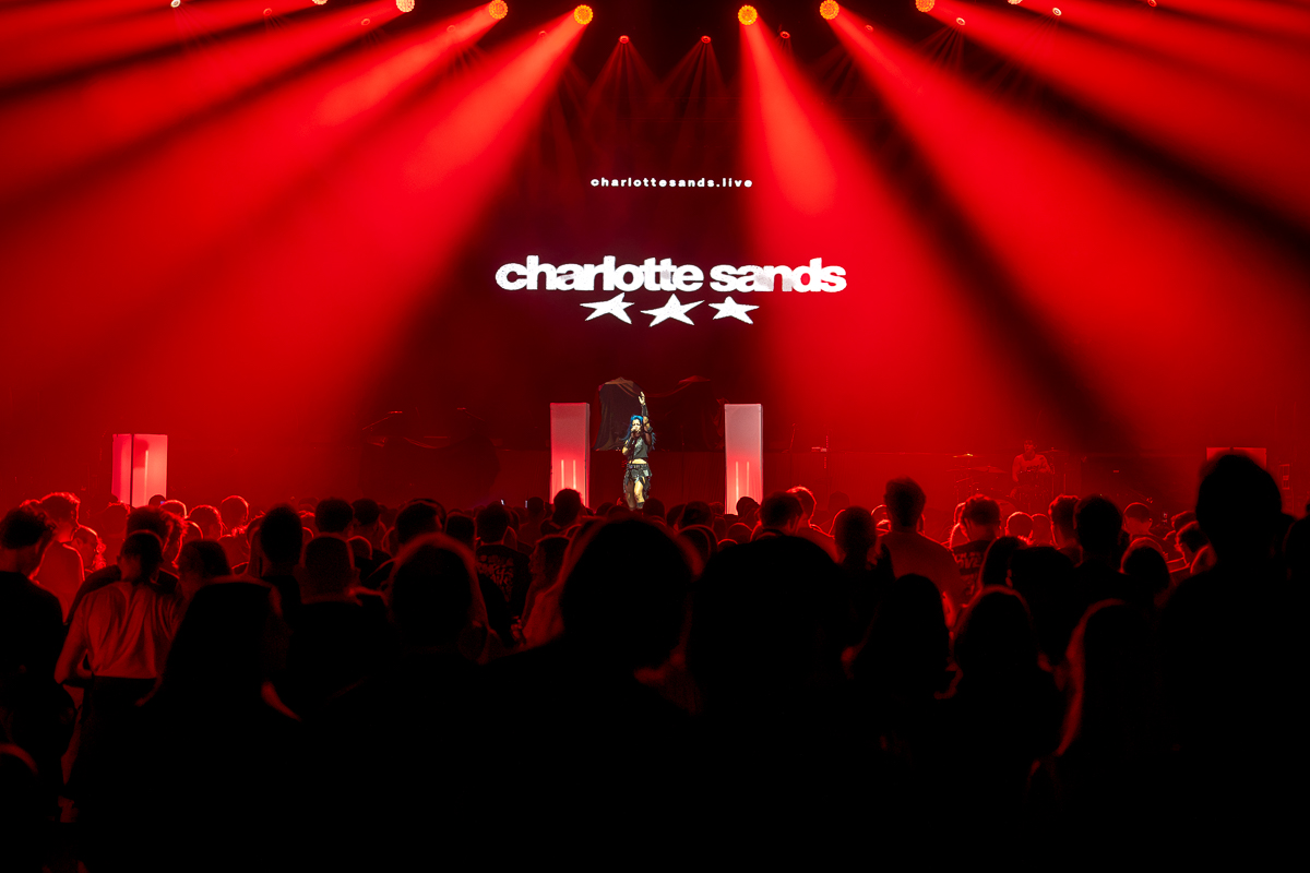 Charlotte Sands @ Vorst Nationaal, picture 7, photographed by Anoek Houben - FrontView Magazine