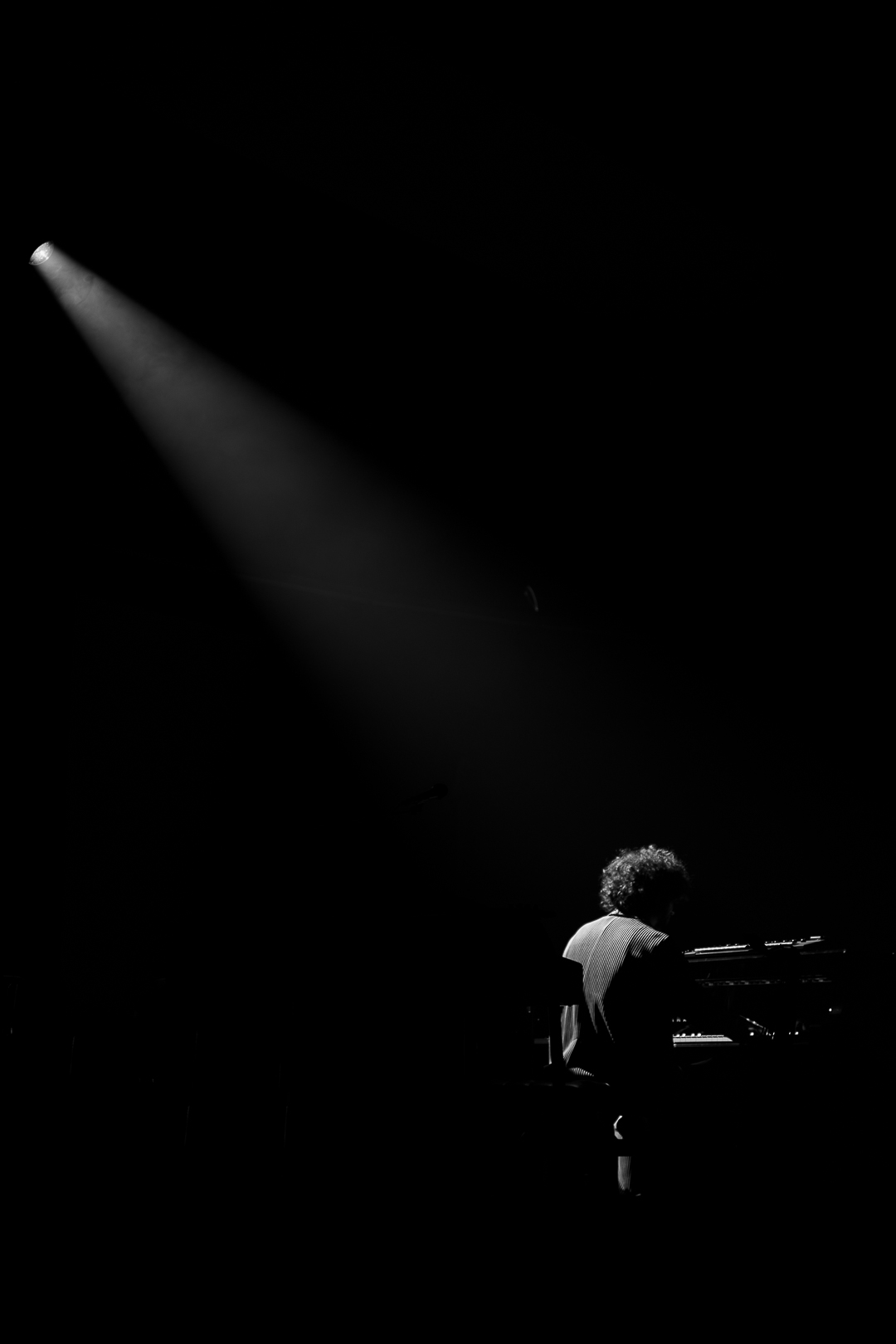 FKJ @ De Roma, picture 4, photographed by Luca Depuydt - FrontView Magazine